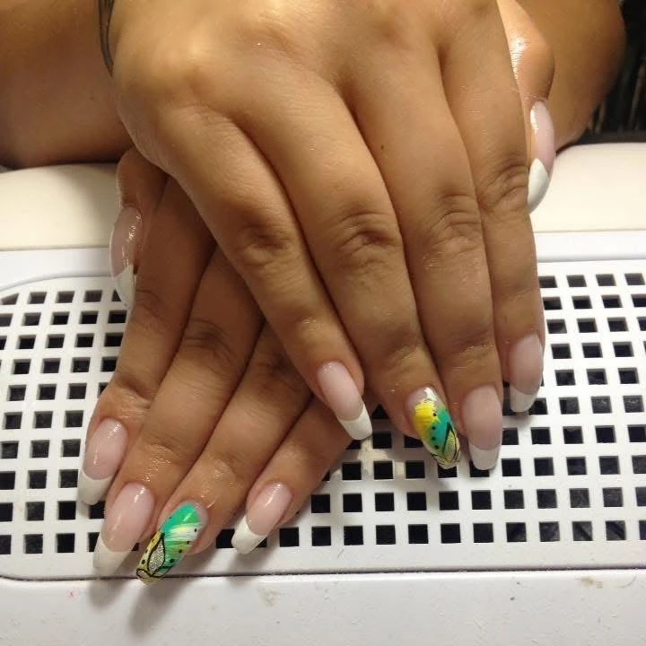 French manicure cu accent fluture colorat — Galați