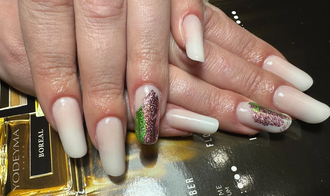Unghii glazed milky cu glitter multicolor — Galați