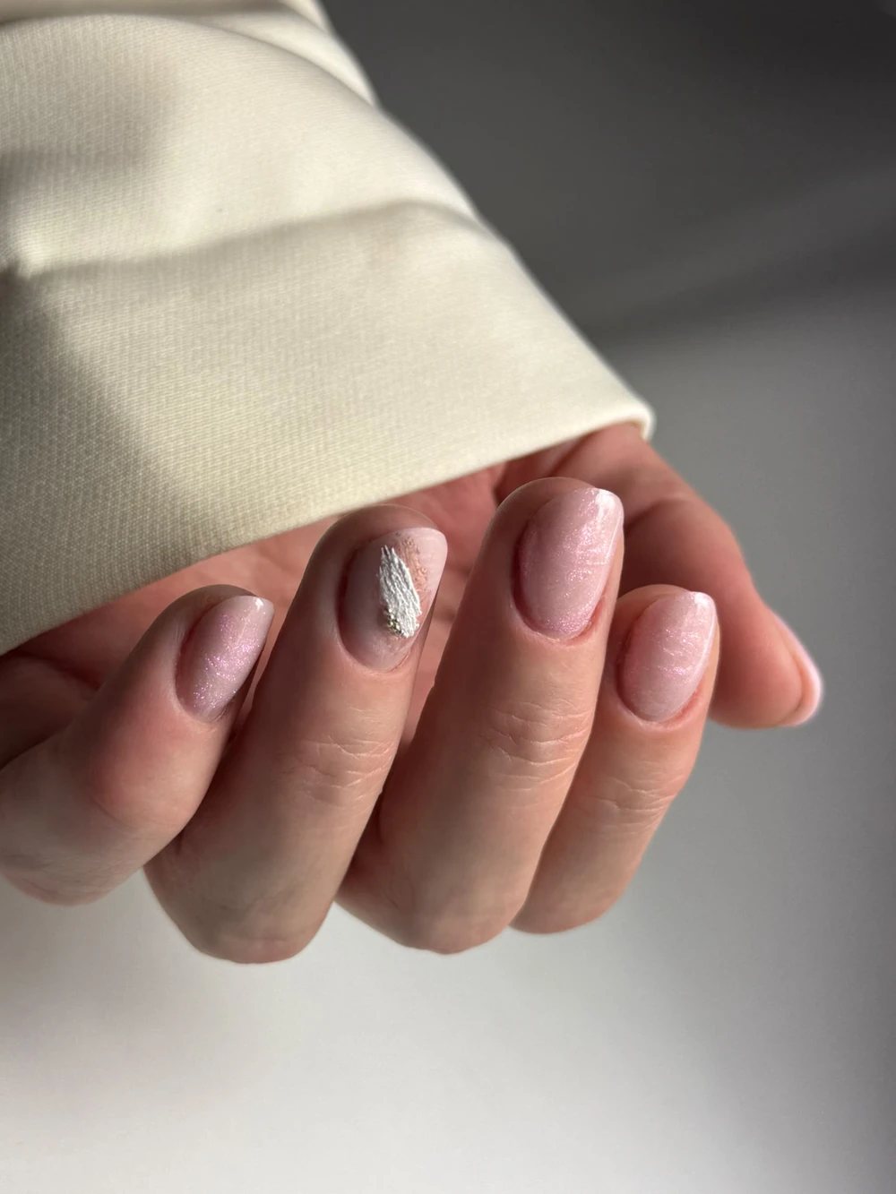 Unghii glazed roz cu shimmer și foiță argintie — Galați