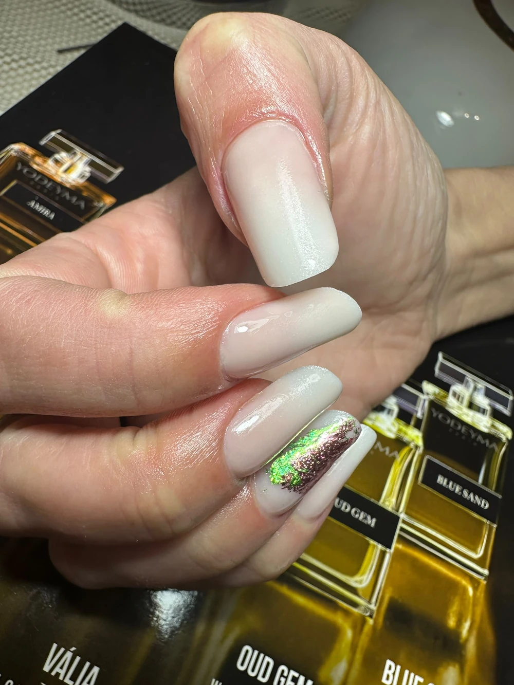 Unghii milky nude cu accent iridescent — Galați