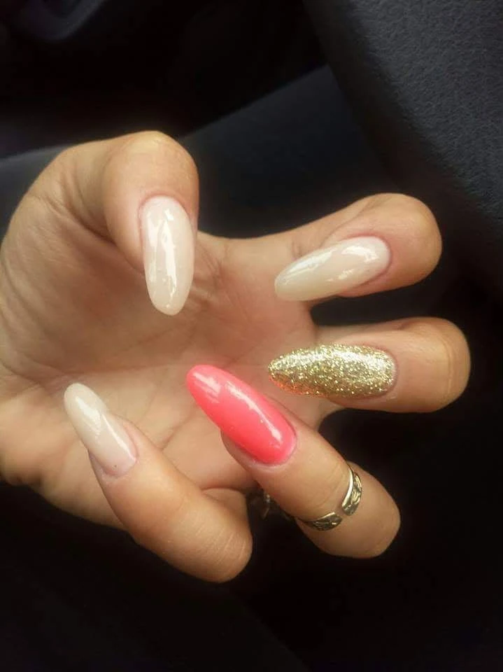 Unghii almond nude cu accent coral și glitter auriu — Galați