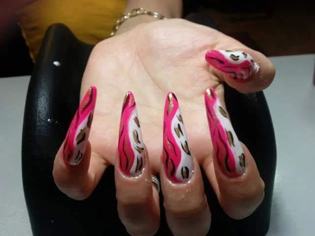 Unghii stiletto roz cu design alb și auriu — Galați